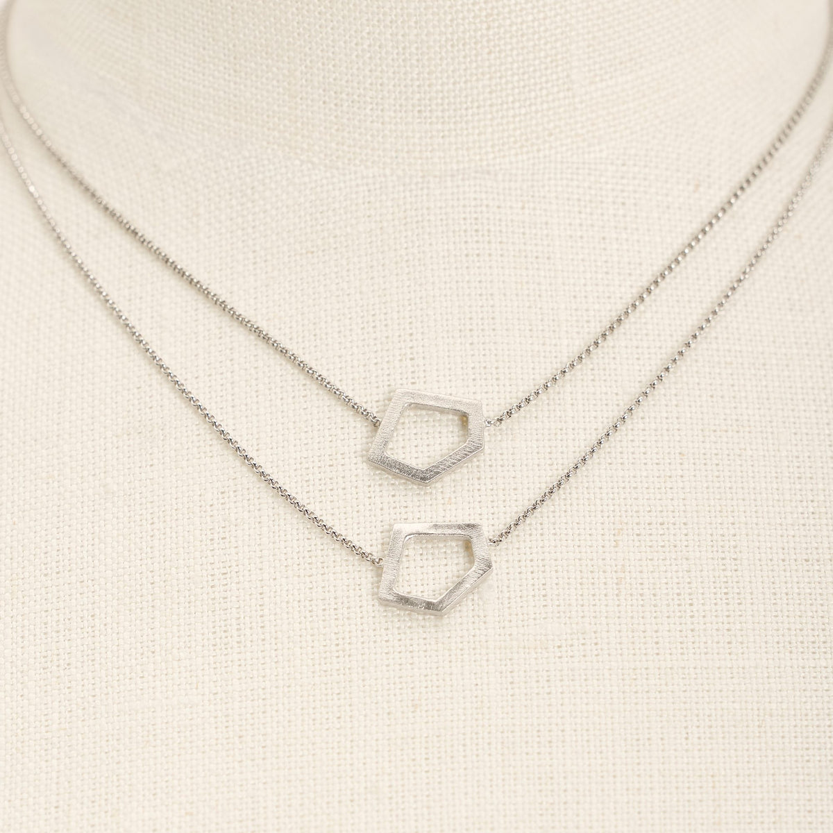 Collana I'mperfect Rodio in argento 925, su fondo chiaro