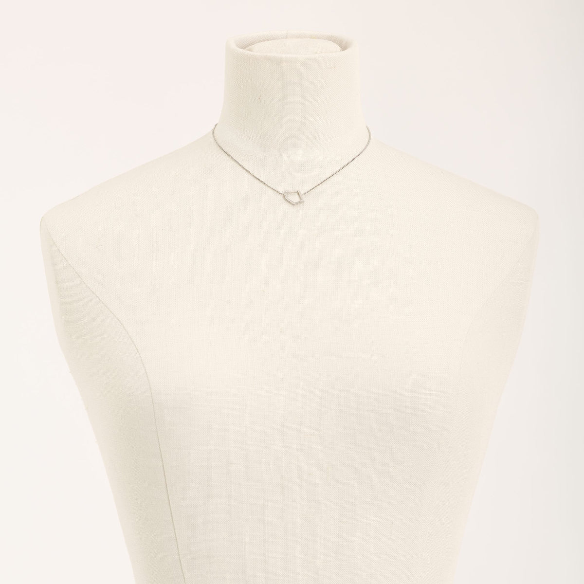 Collana I'mperfect Rodio in argento 925, su fondo chiaro