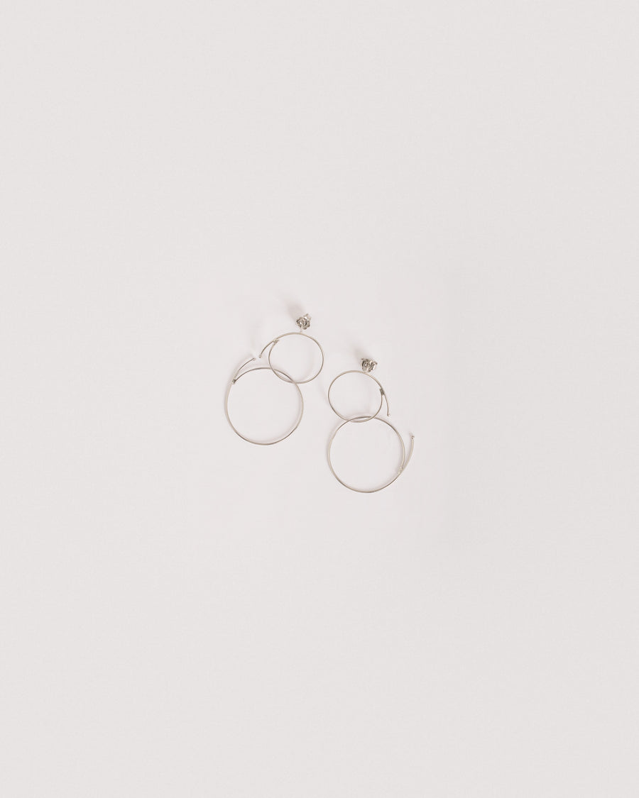 Orecchini Junction Rodio in argento 925, su fondo chiaro