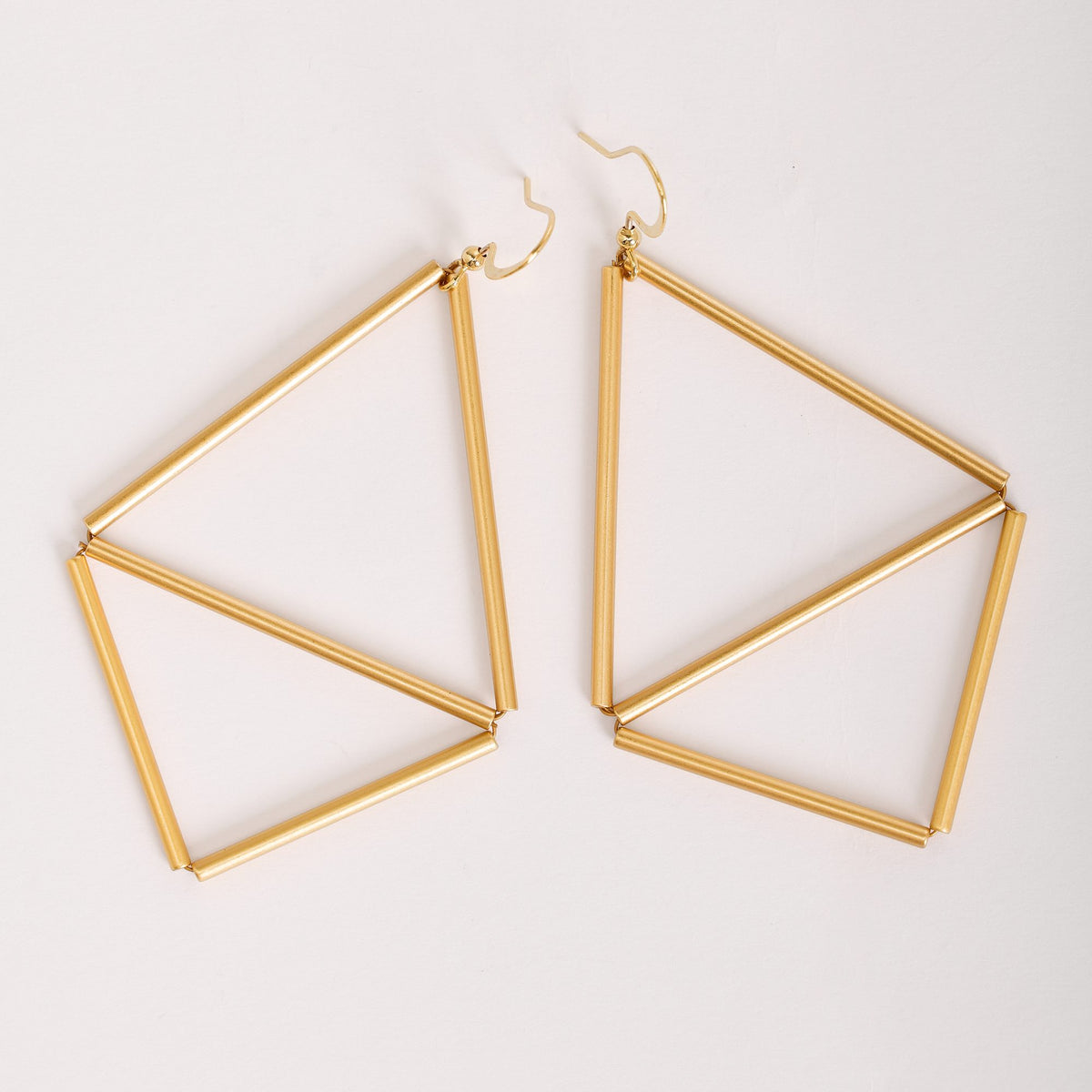 Orecchini Kite 2 Oro in ottone dorato e argento dorato, su fondo chiaro