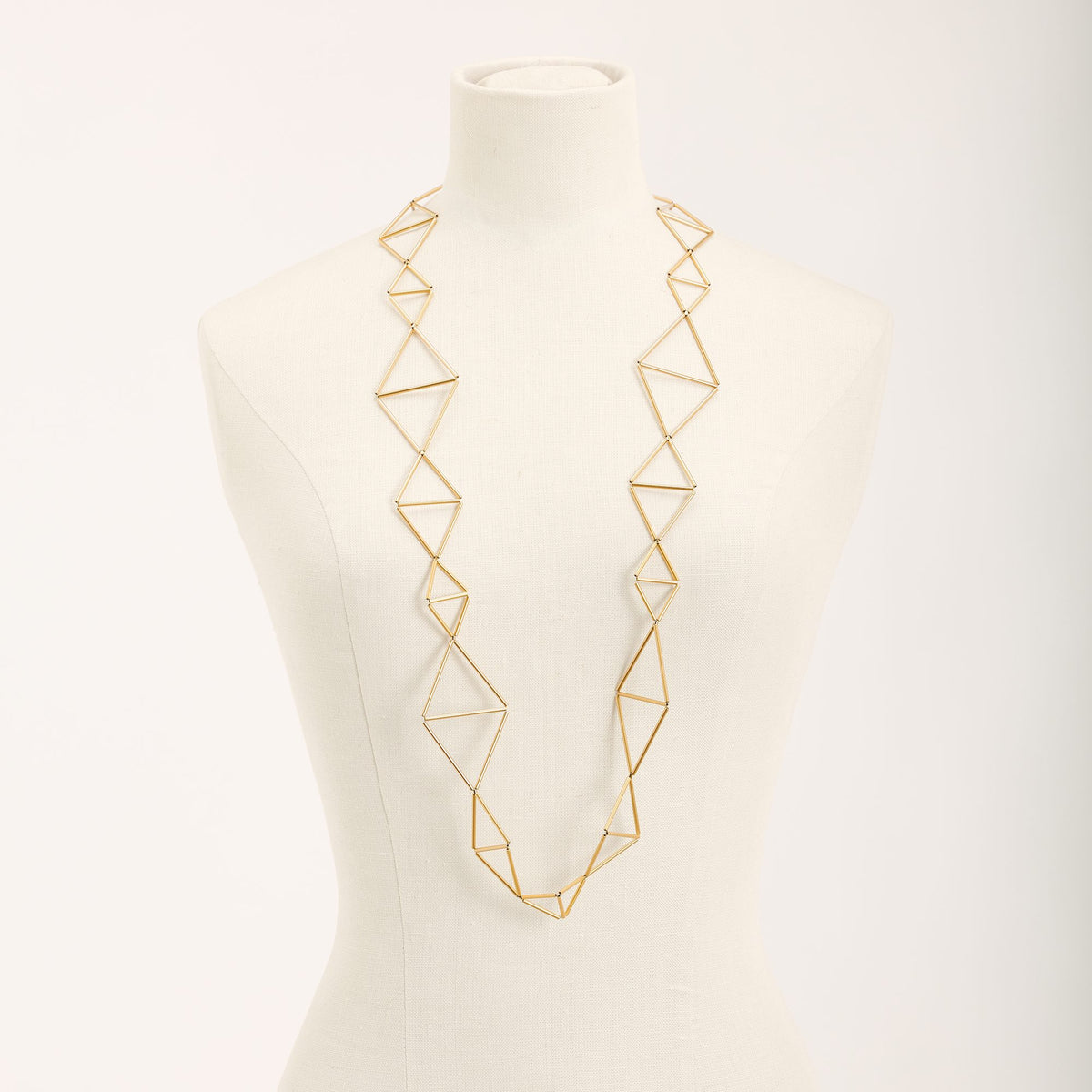 Collana Kite Oro in tubini in ottone dorato e argento dorato, su fondo chiaro