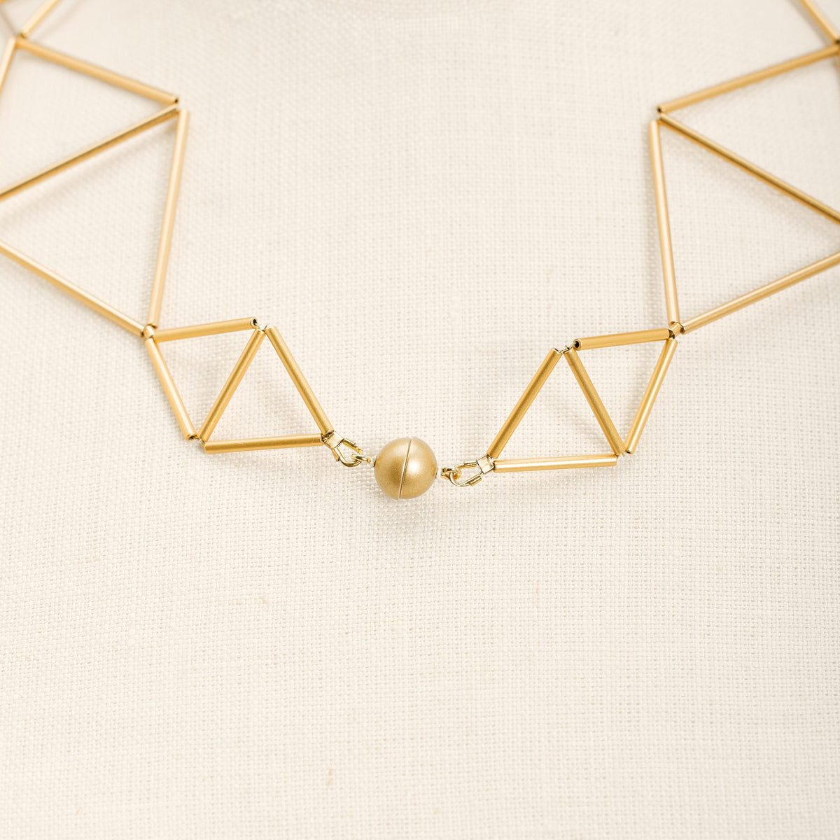 Collana Kite Oro in tubini in ottone dorato e argento dorato, su fondo chiaro