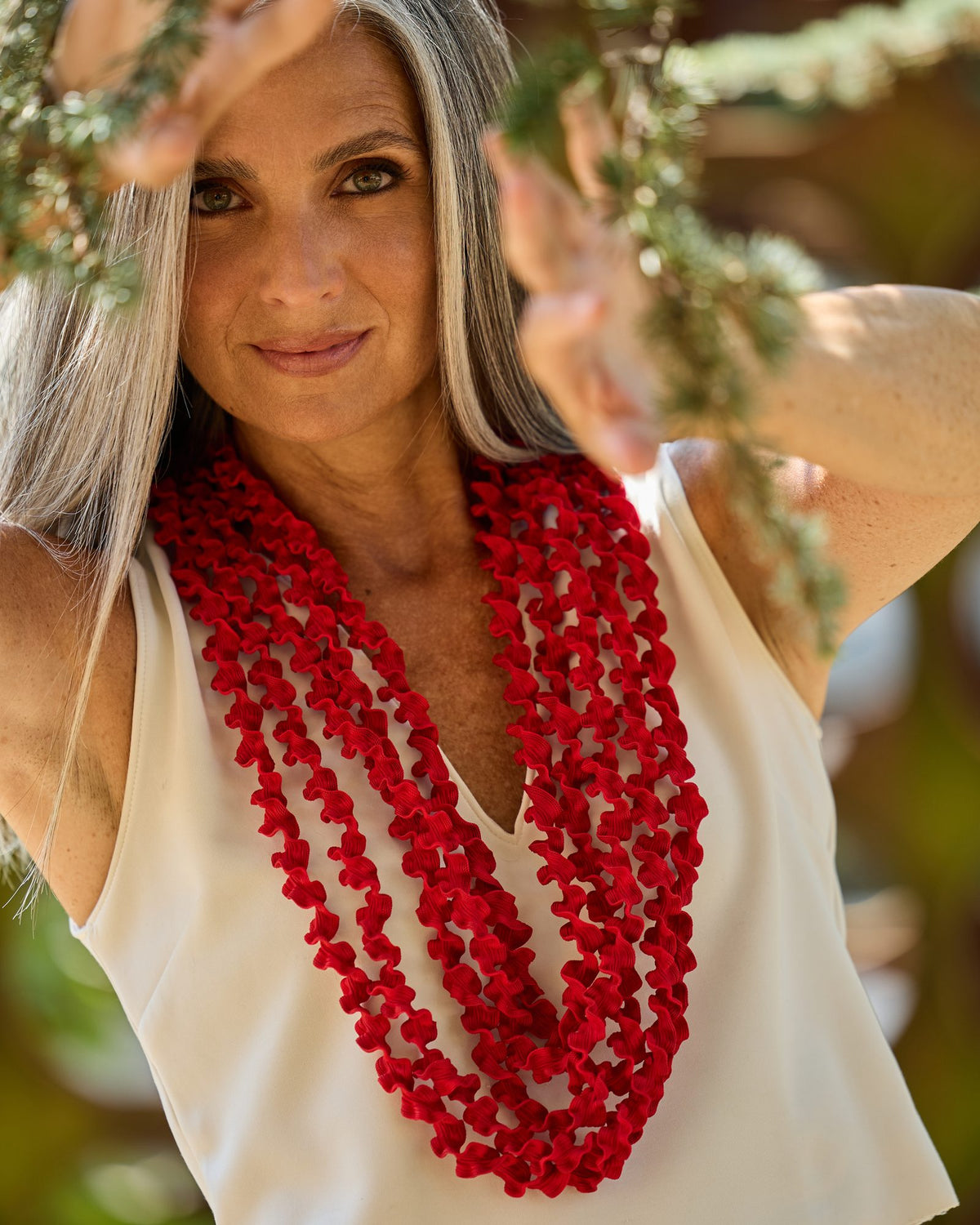 Donna con la Collana Laccio lunga