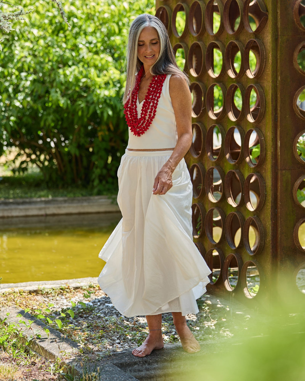 Donna con la Collana Laccio lunga