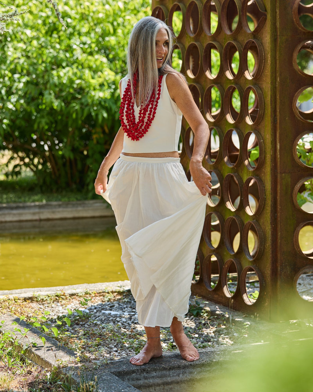 Donna con la Collana Laccio lunga