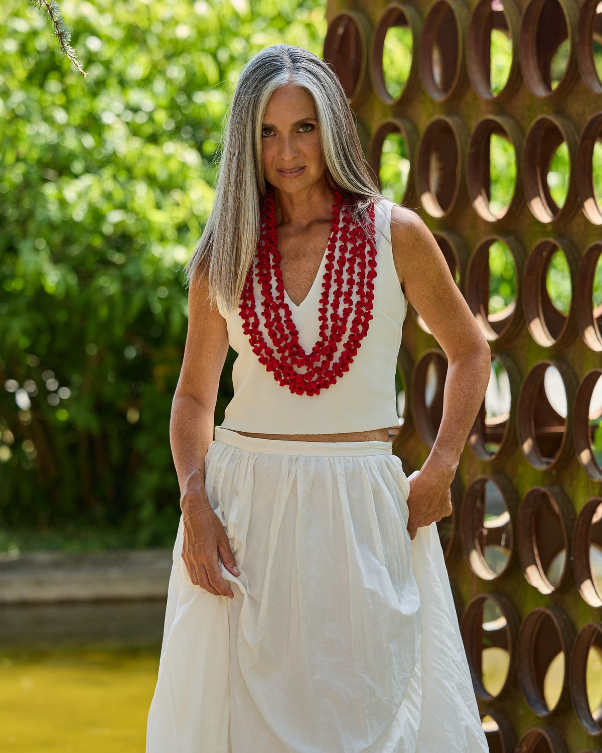 Donna con la Collana Laccio lunga