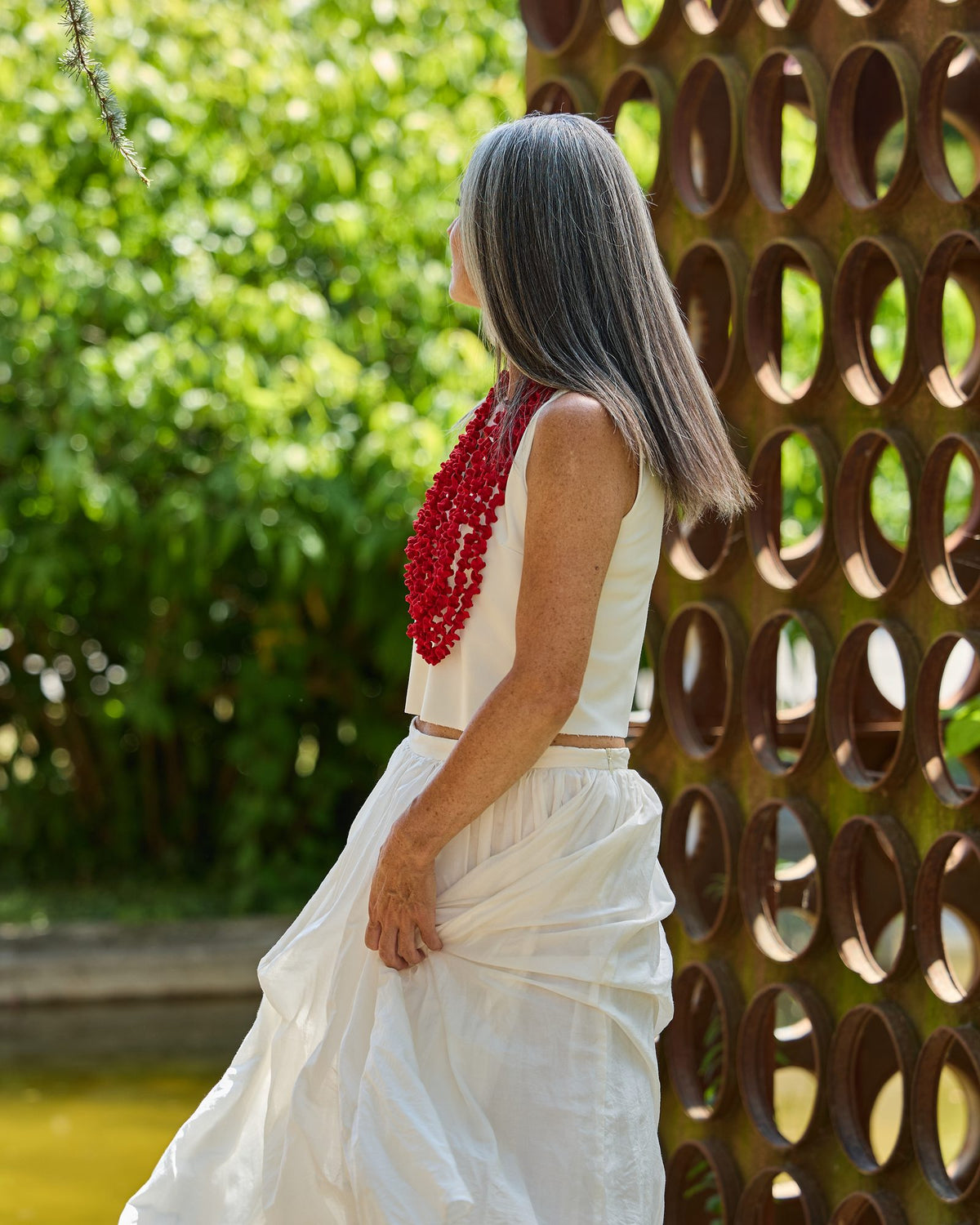 Donna con la Collana Laccio lunga