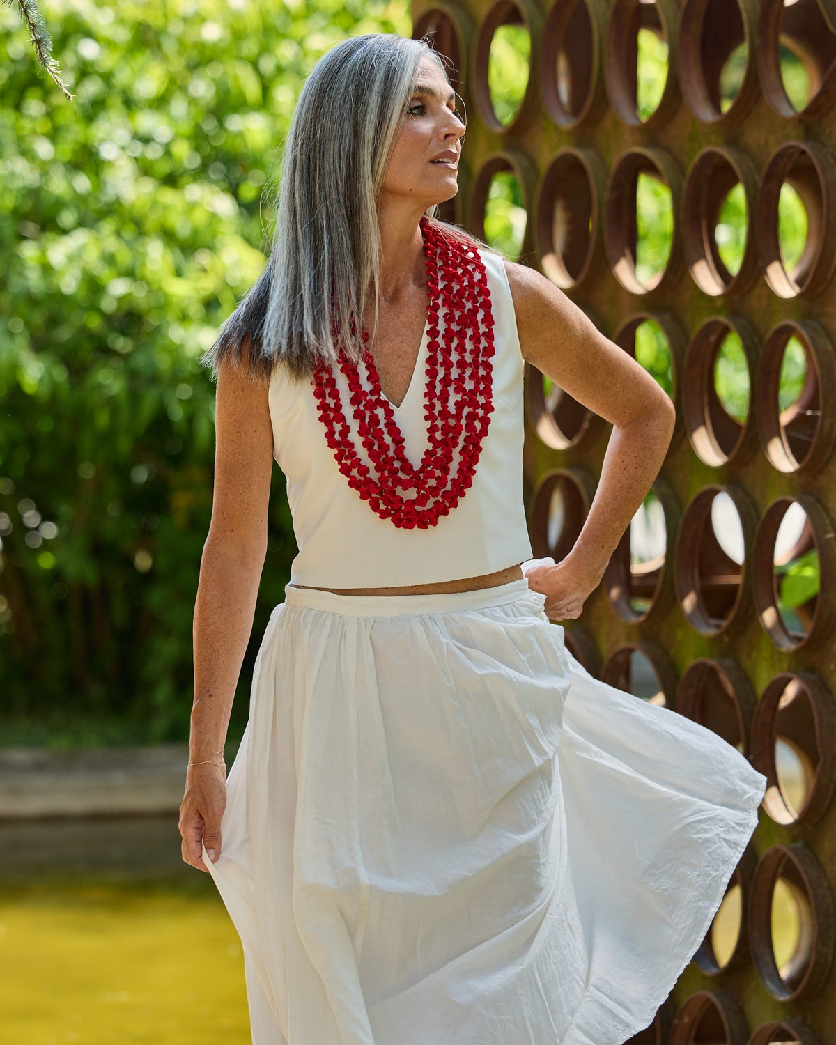 Donna con la Collana Laccio lunga