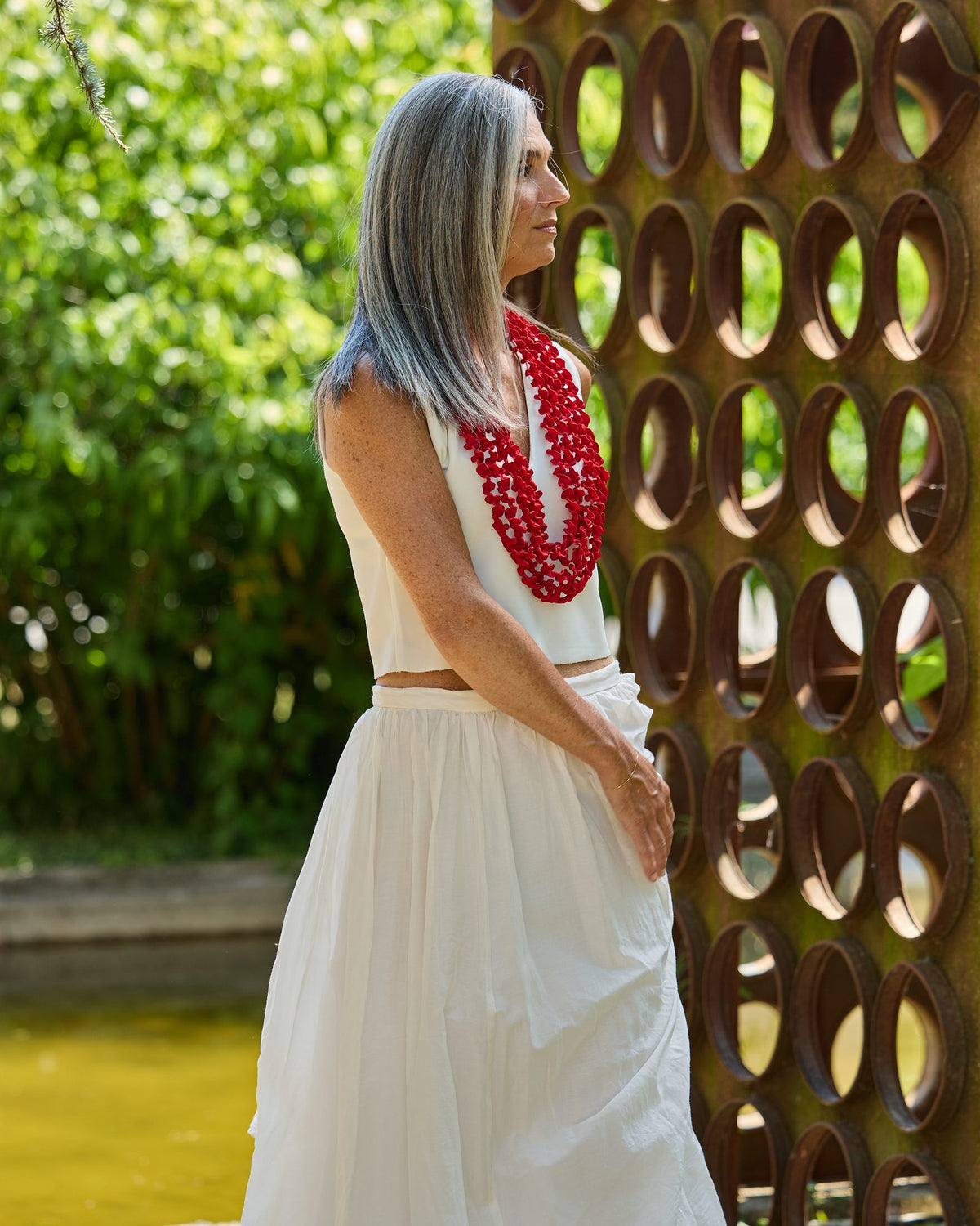 Donna con la Collana Laccio lunga