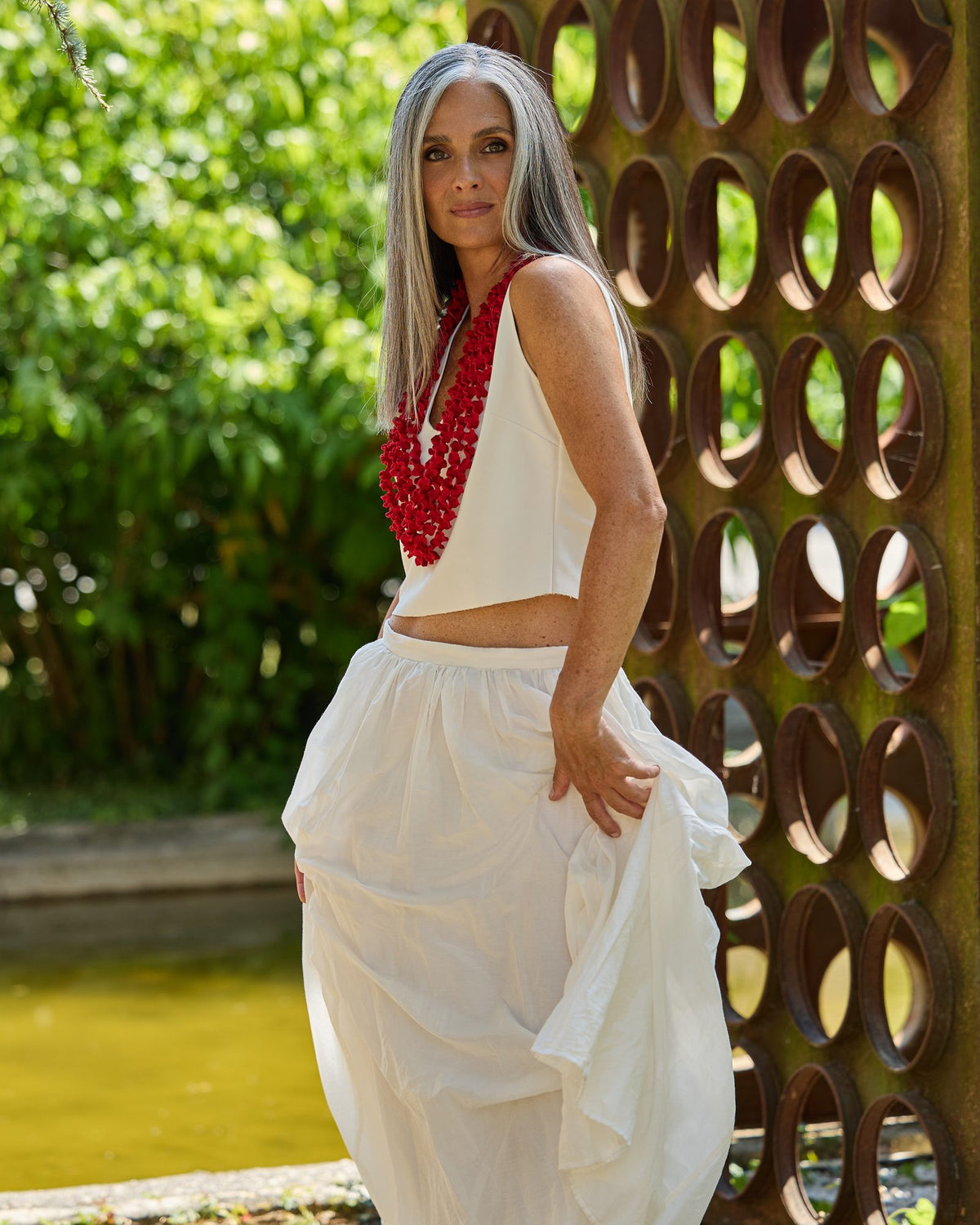 Donna con la Collana Laccio lunga