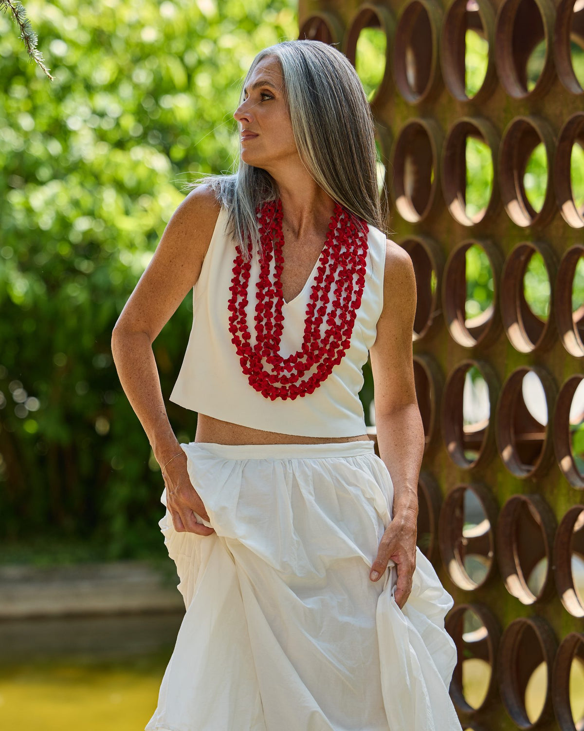 Donna con la Collana Laccio lunga