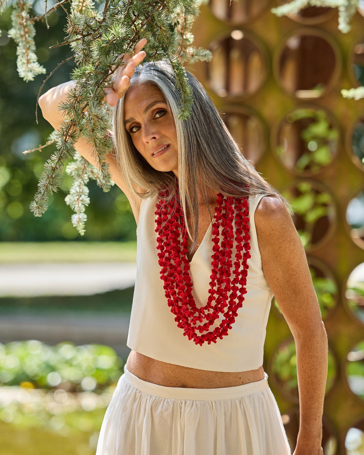 Donna con la Collana Laccio lunga