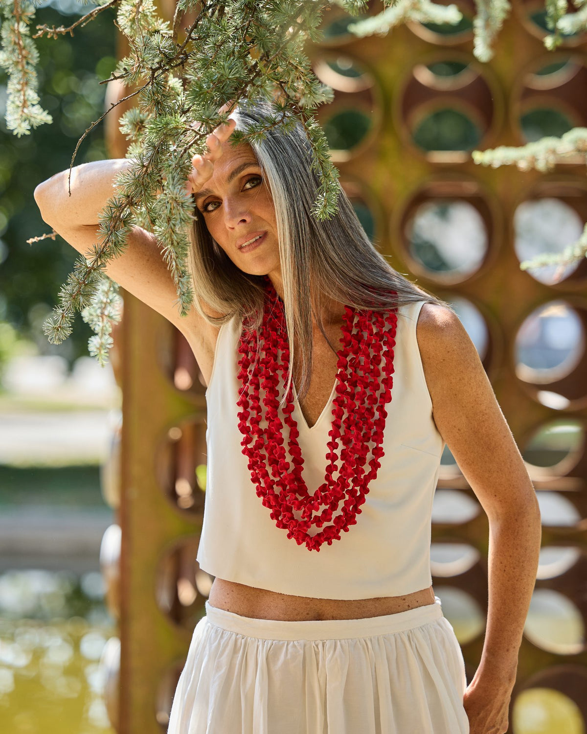 Donna con la Collana Laccio lunga
