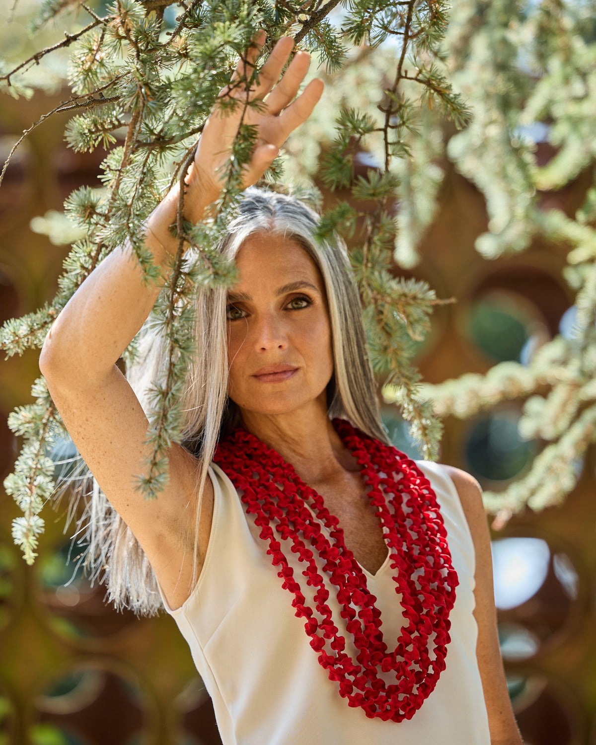 Donna con la Collana Laccio lunga