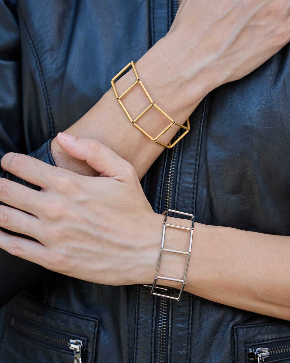 Bracciale Losanghe 1 Oro in ottone dorato e chiusura magnetica in resina, indossato, dettaglio sul polso