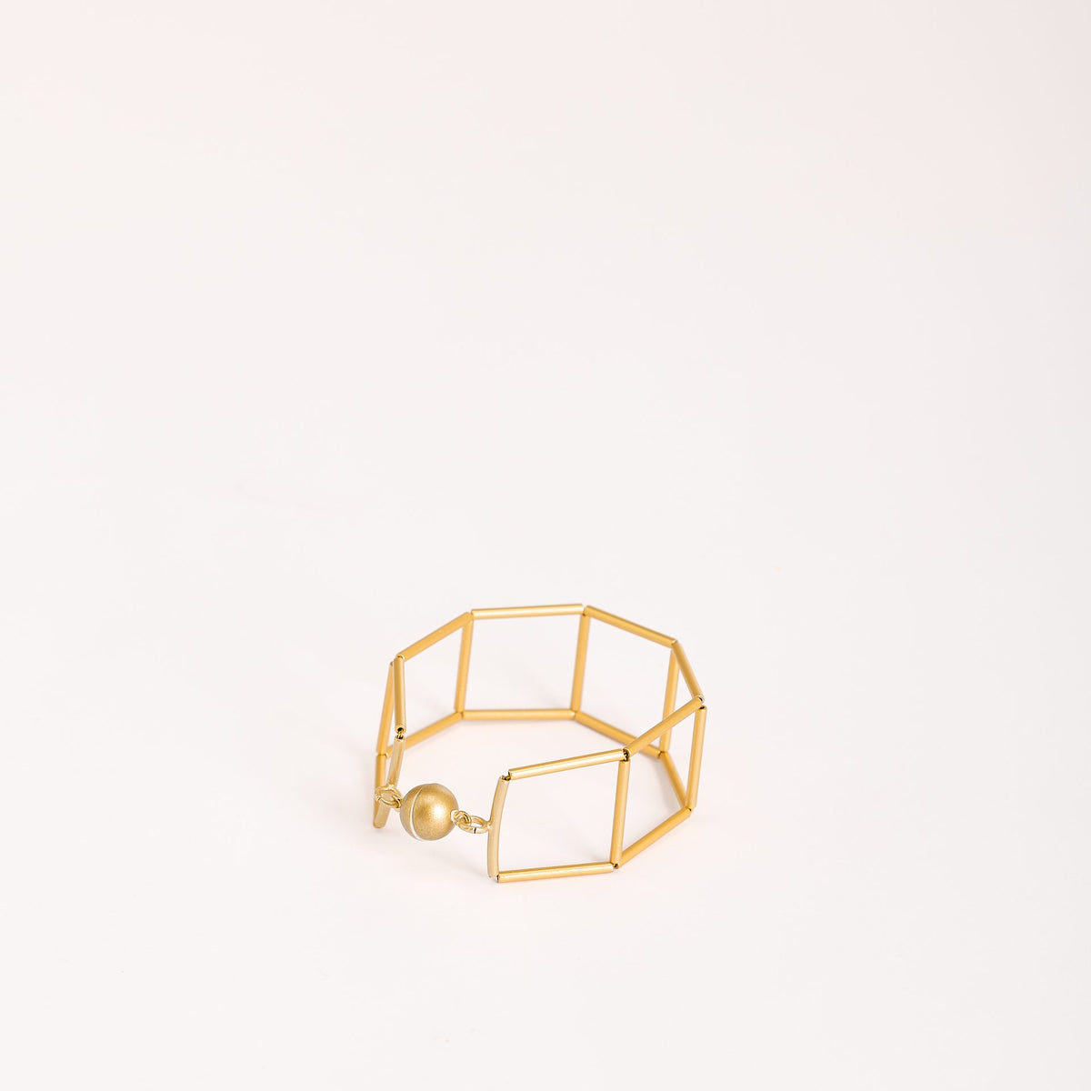 Bracciale Losanghe 1 Oro in ottone dorato e chiusura magnetica in resina, su fondo bianco