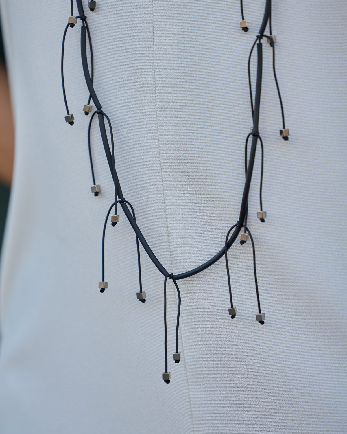 Donna con la Collana Luce Lunga