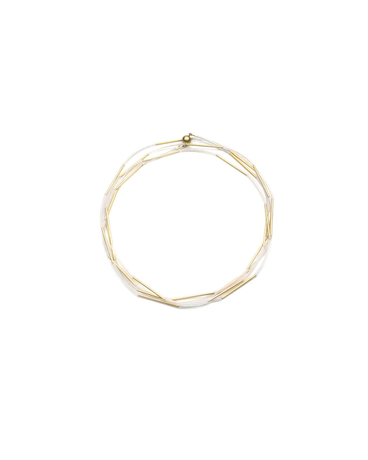 Woman wearing Nerò Gold Necklace