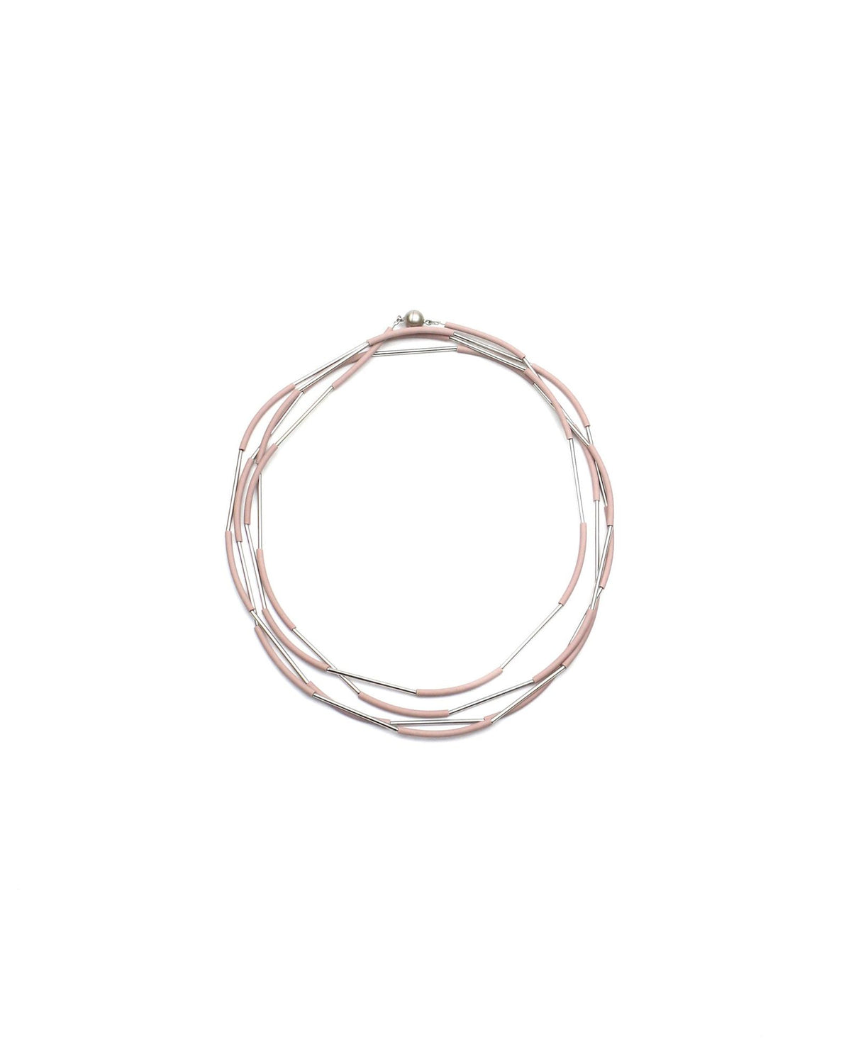 Woman wearing Nerò Rhodium Necklace