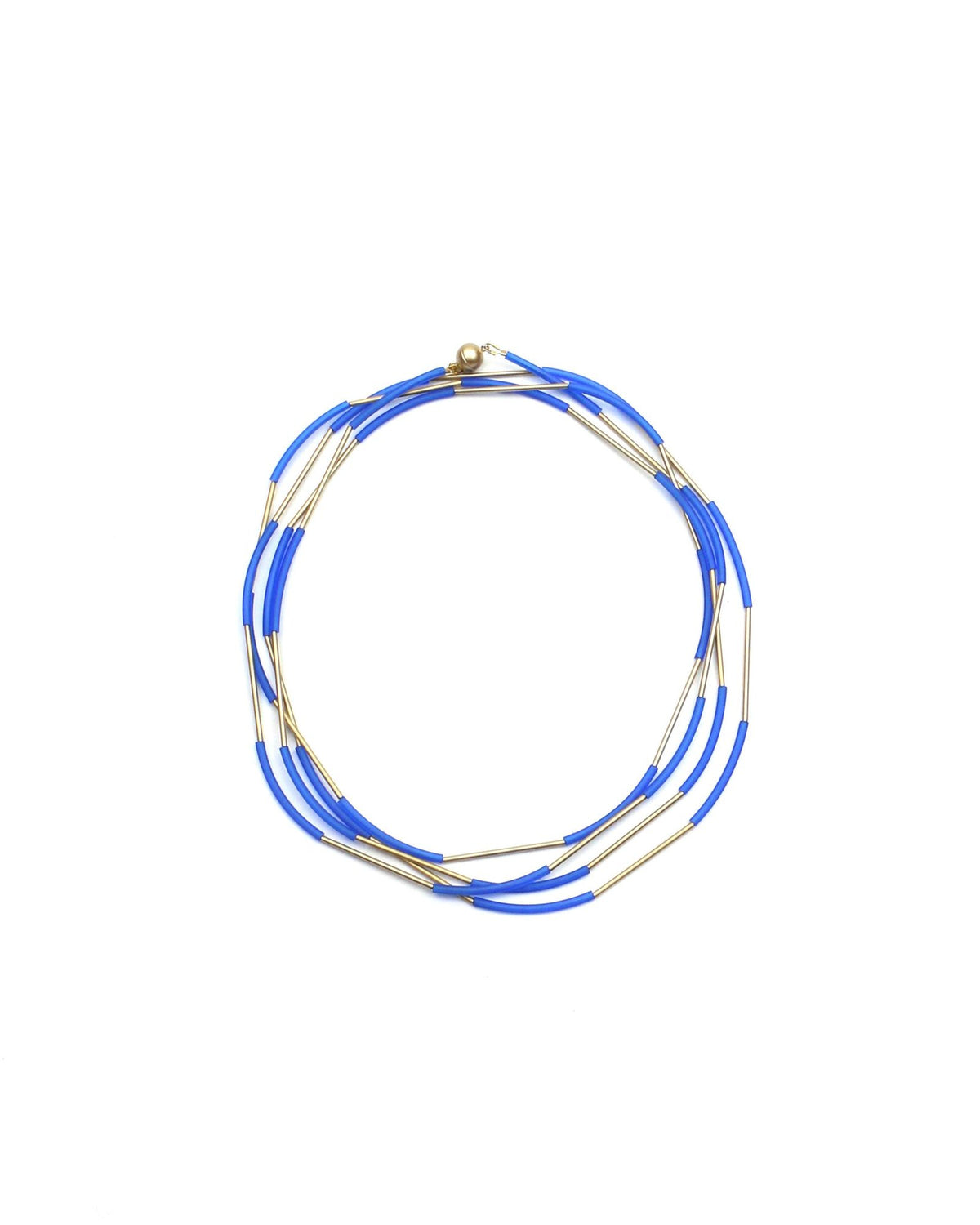 Woman wearing Nerò Gold Necklace