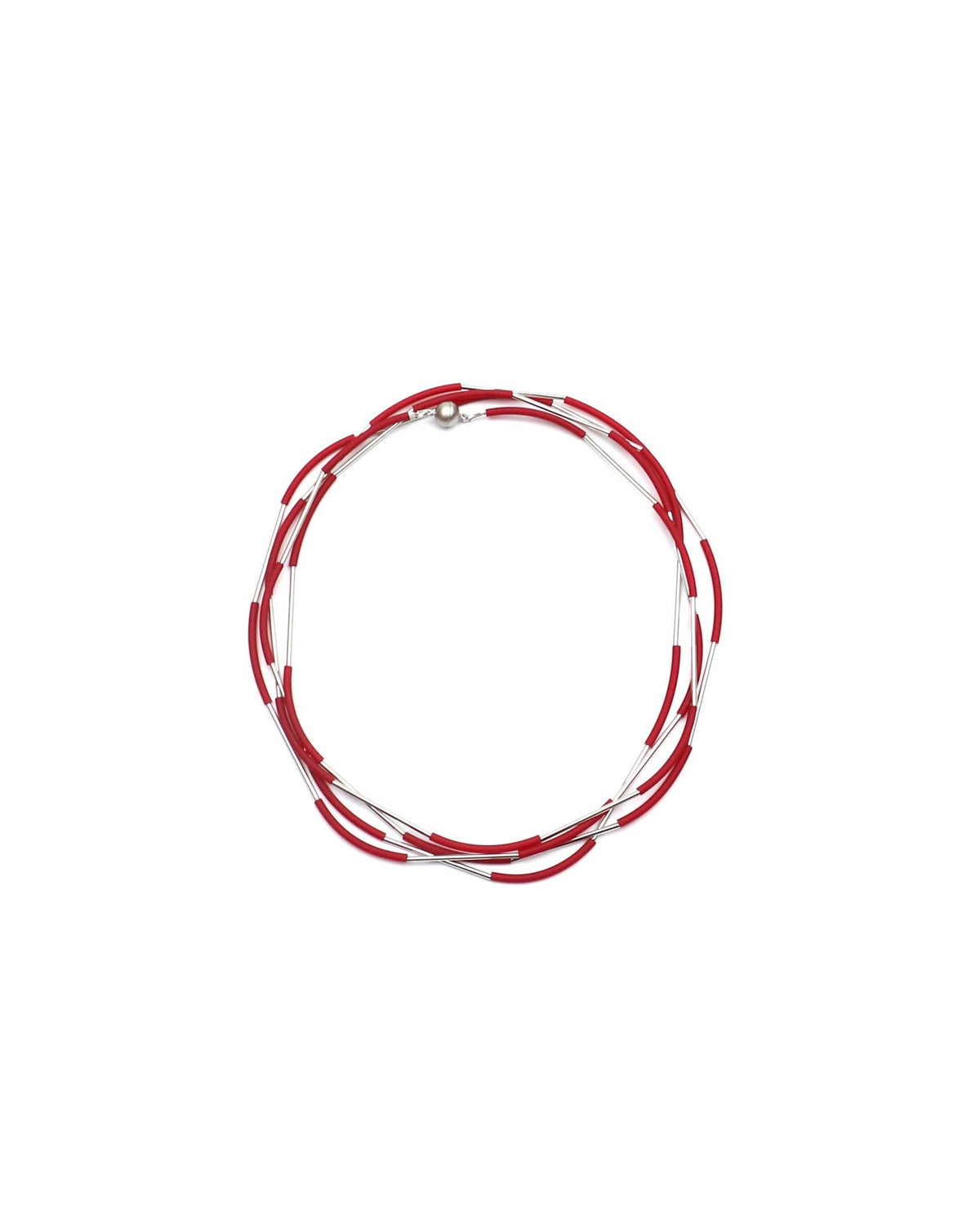 Woman wearing Nerò Rhodium Necklace