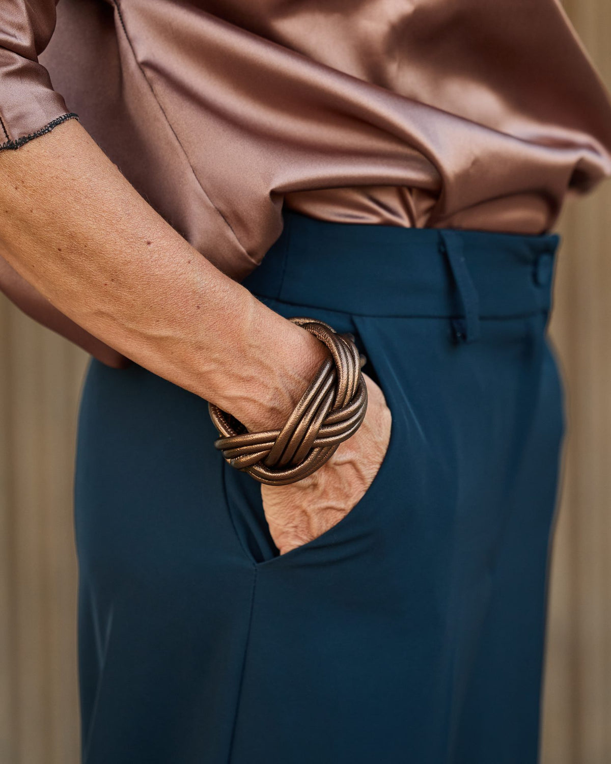 Woman wearing Nodo Marino Leather Bracelet