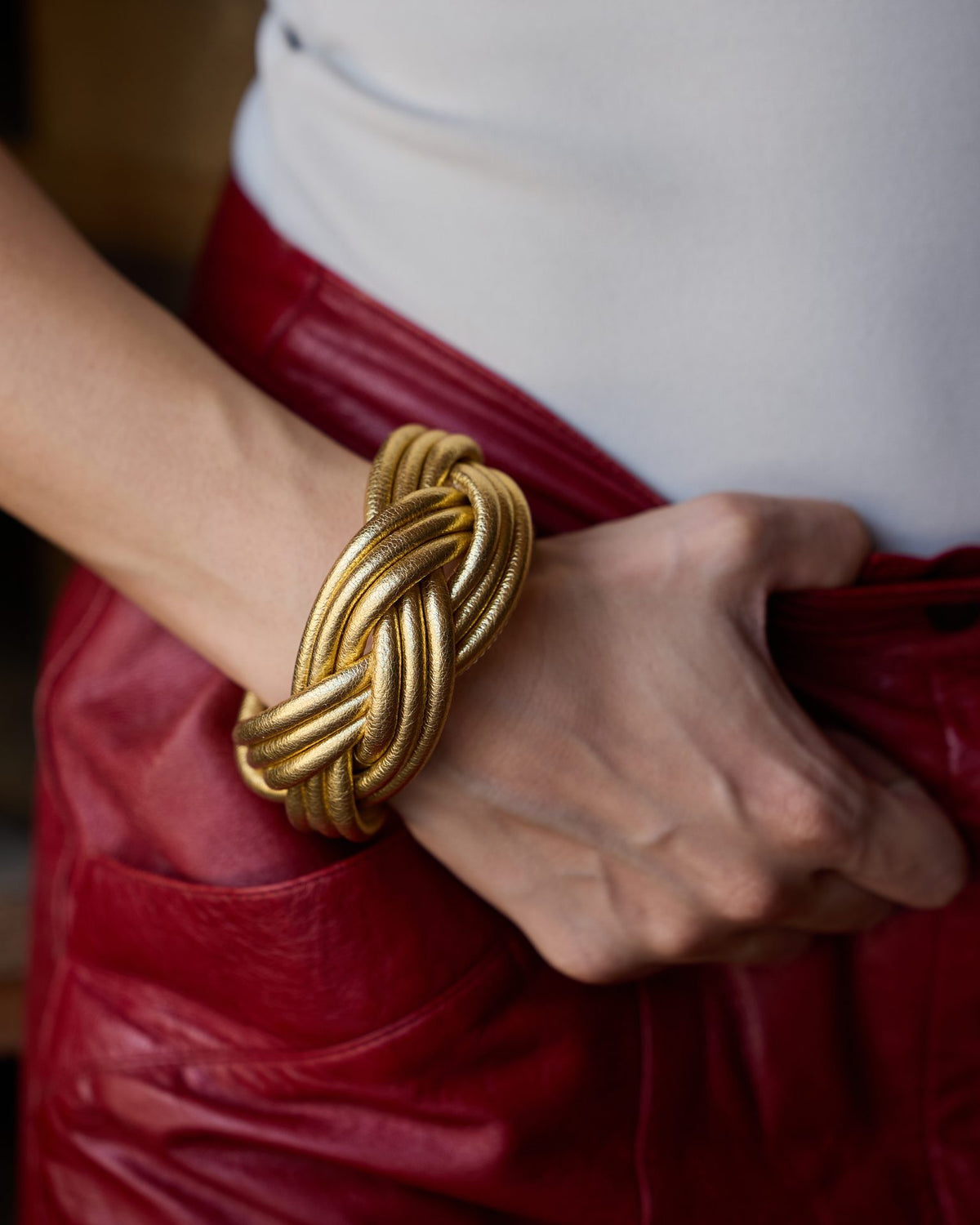 Woman wearing Nodo Marino Leather Bracelet