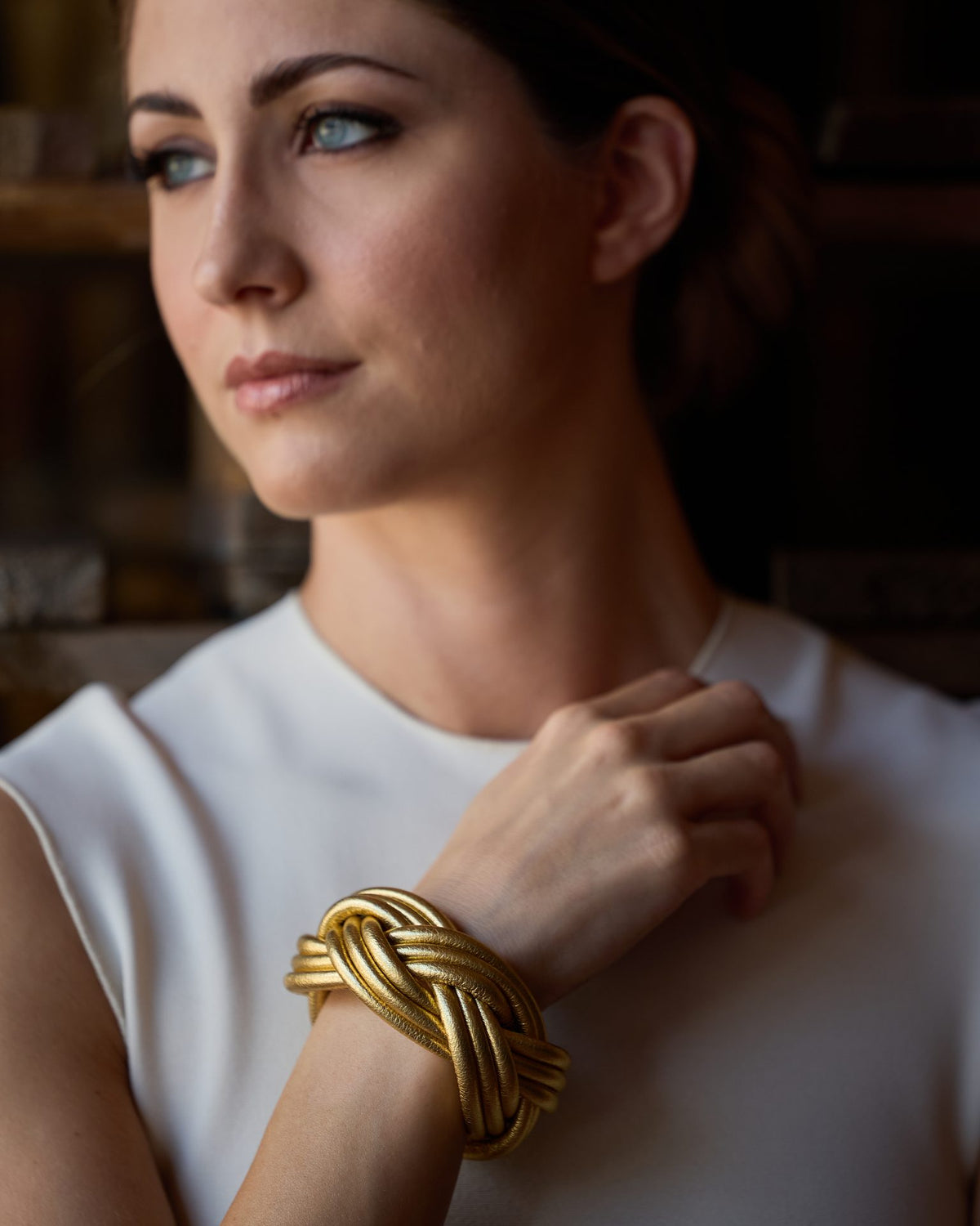 Woman wearing Nodo Marino Leather Bracelet