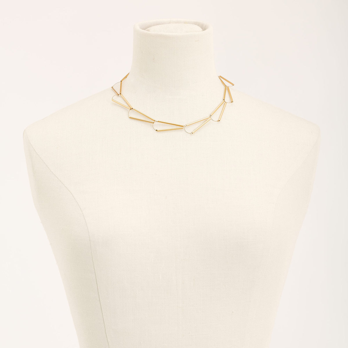 Collana Parentesi Oro in ottone dorato e argento 925, su fondo chiaro
