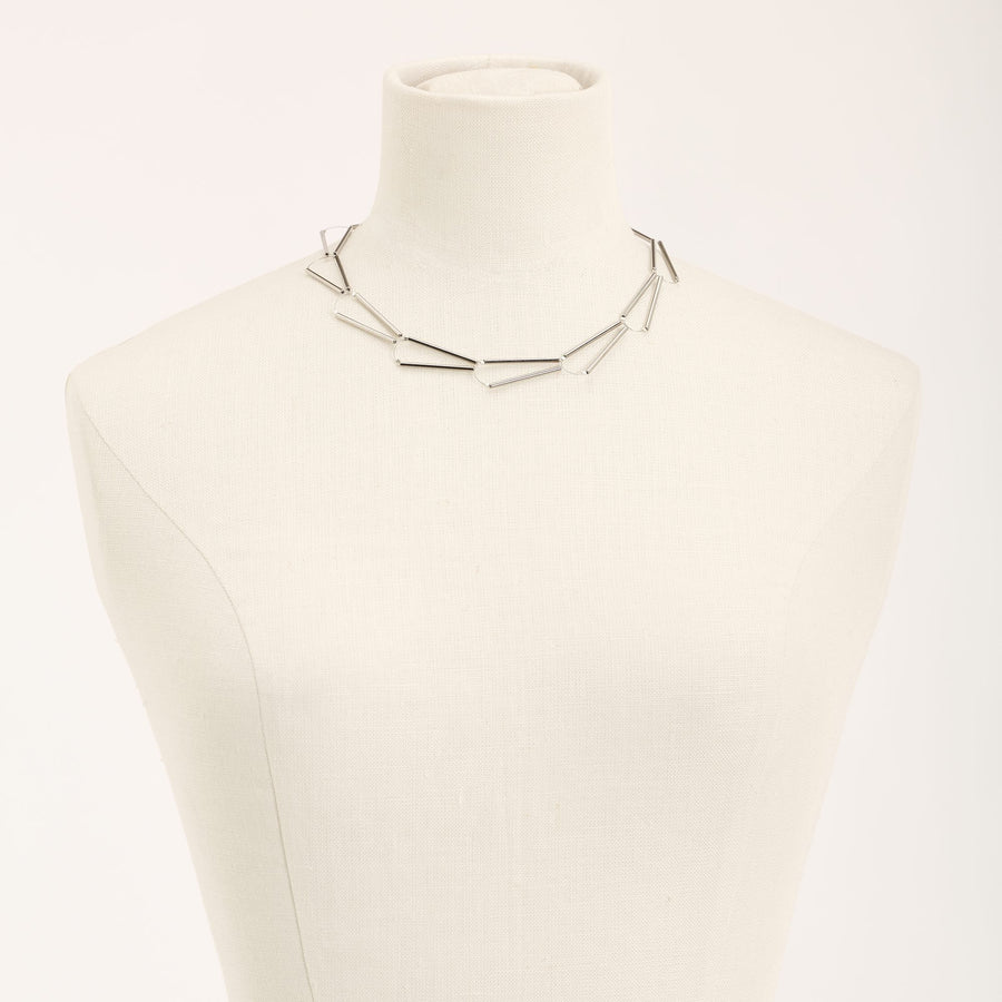 Parentesi Rhodium necklace in rhodium-plated brass with silver clasp, on a light background