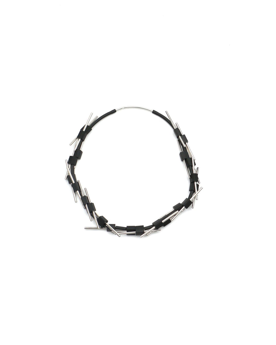 Collana Pasqua Rodio in caucciù e ottone rodiato, variante nero, su fondo bianco