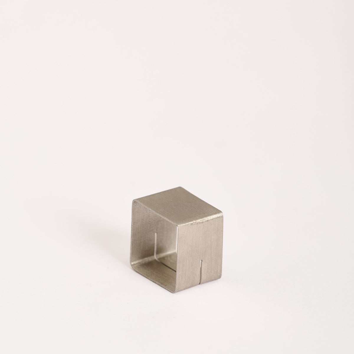 Anello QB Line Rodio in argento 925, su fondo bianco