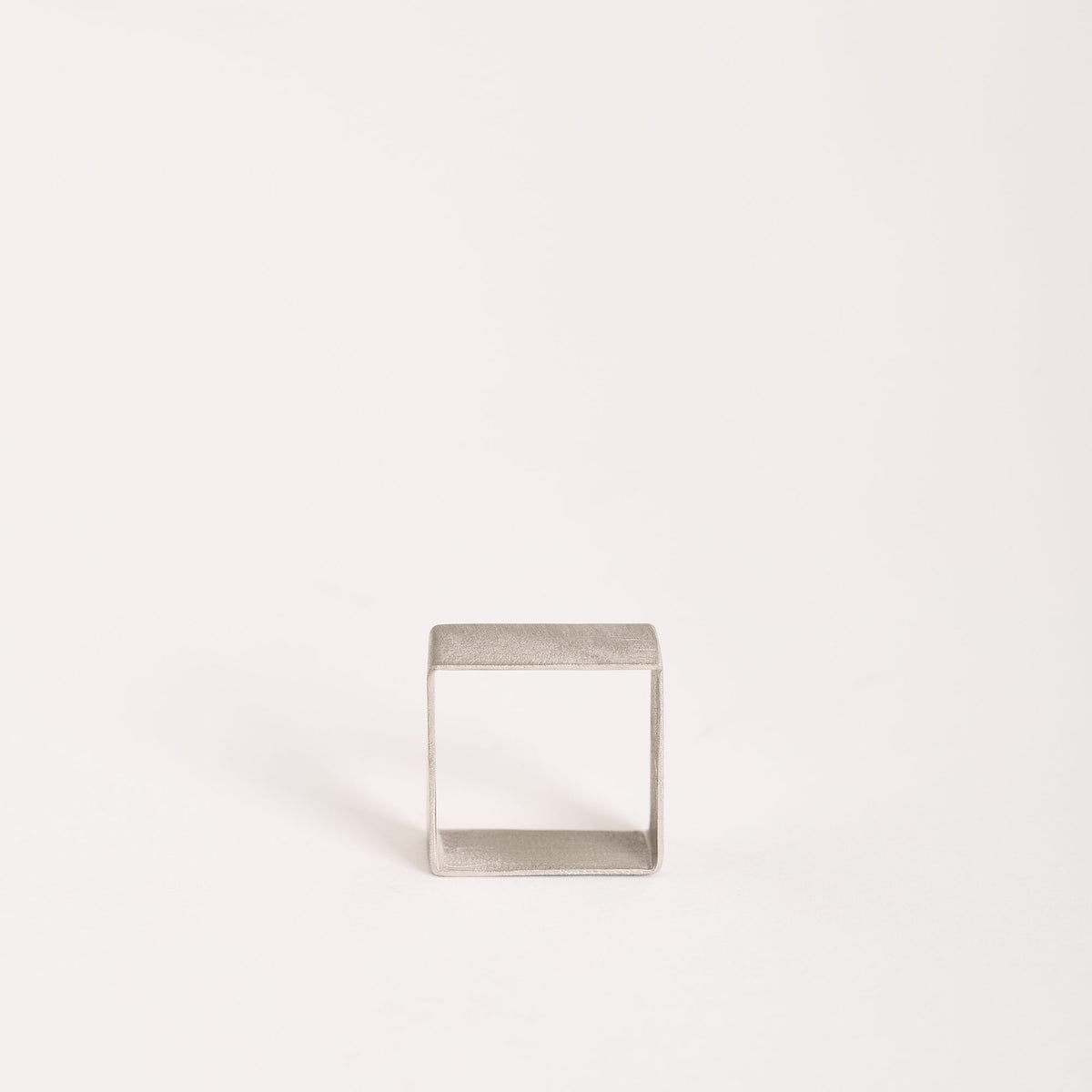 Anello QB Mini Rodio in argento 925, dettaglio ravvicinato su fondo bianco