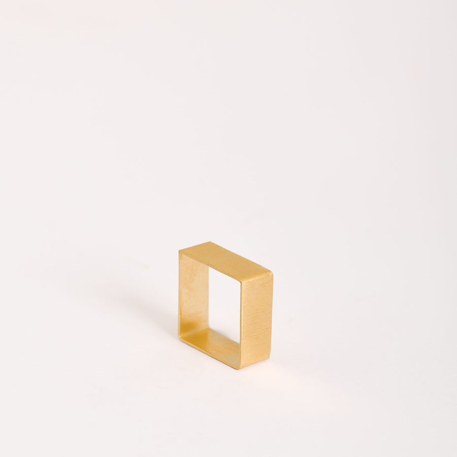 Anello QB Mini Oro in argento 925, su fondo bianco