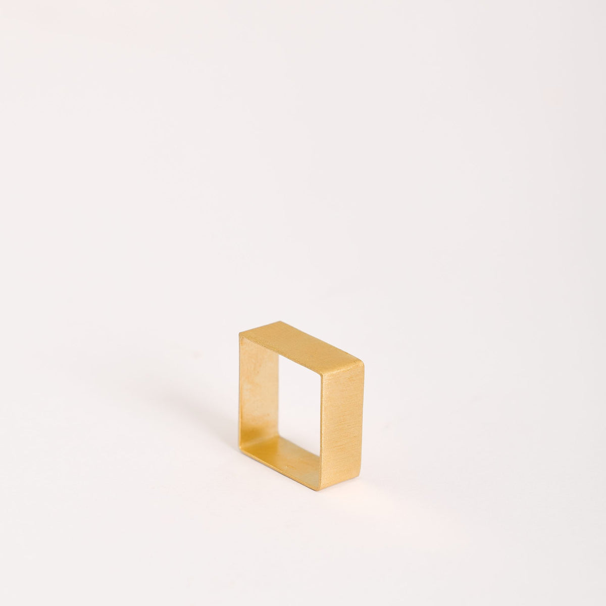 Anello QB Mini Oro in argento 925, su fondo bianco