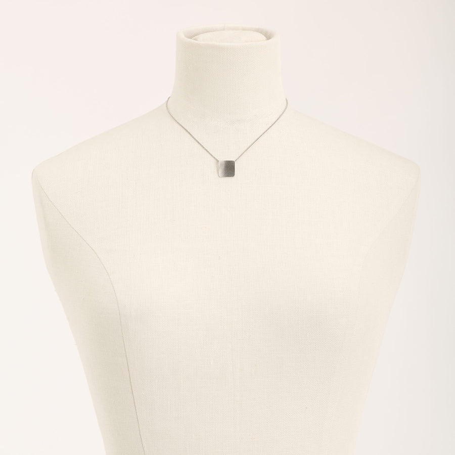 Collana QB Rodio in argento 925, su fondo chiaro