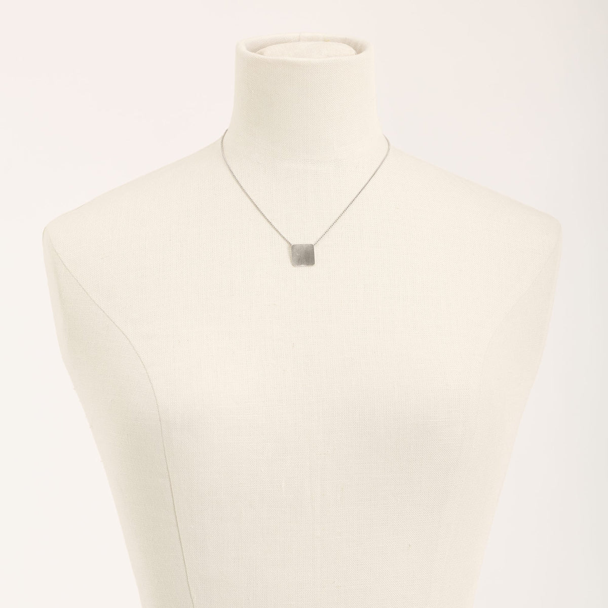 Collana QB Rodio in argento 925, su fondo chiaro