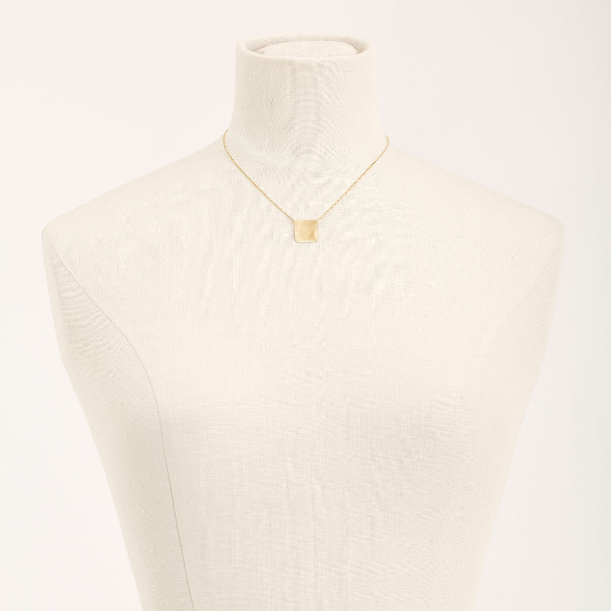 Collana QB Oro in argento 925, su fondo chiaro