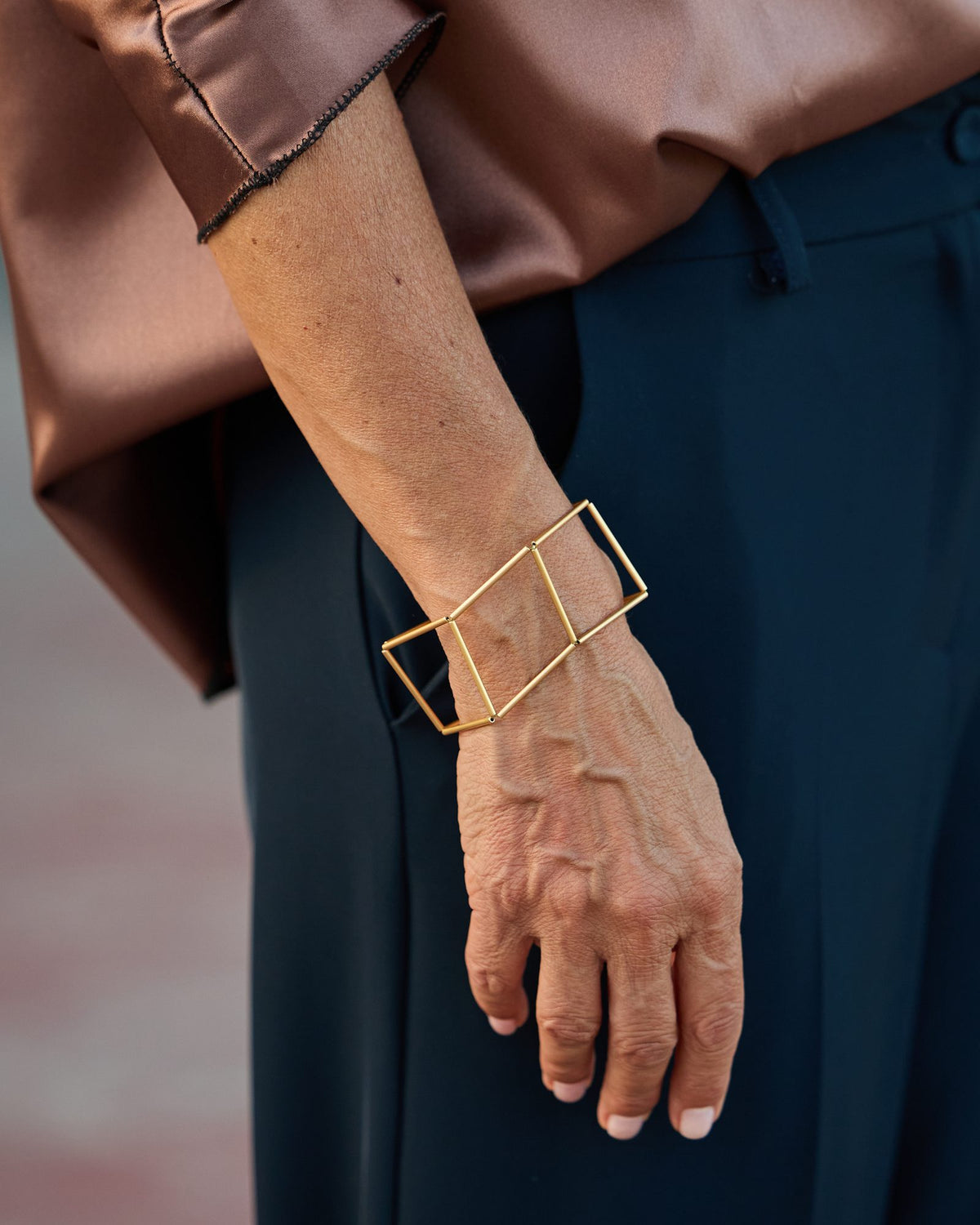 Bracciale Quadra Oro in ottone dorato e chiusura magnetica, indossato