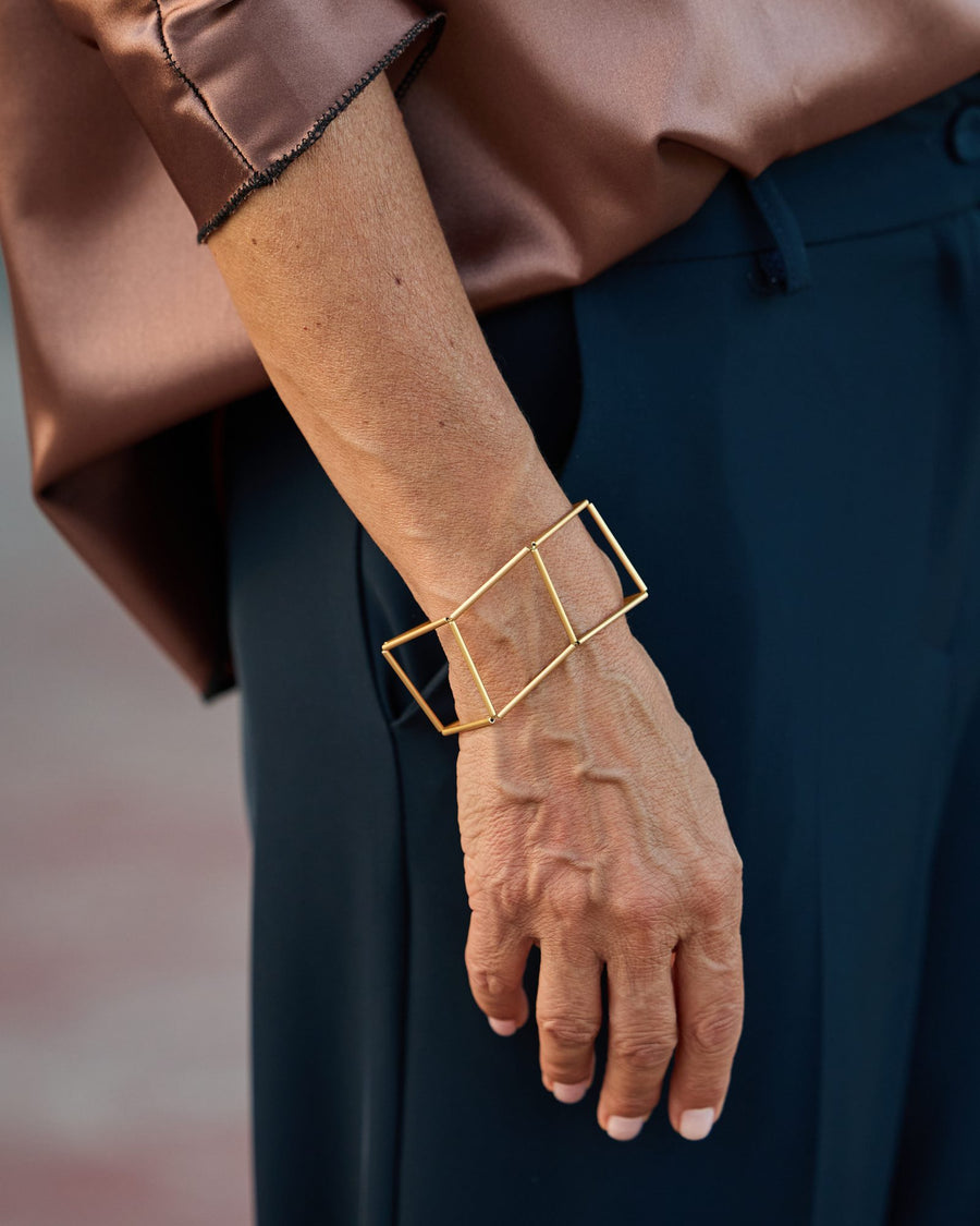 Bracciale Quadra Oro in ottone dorato e chiusura magnetica, indossato