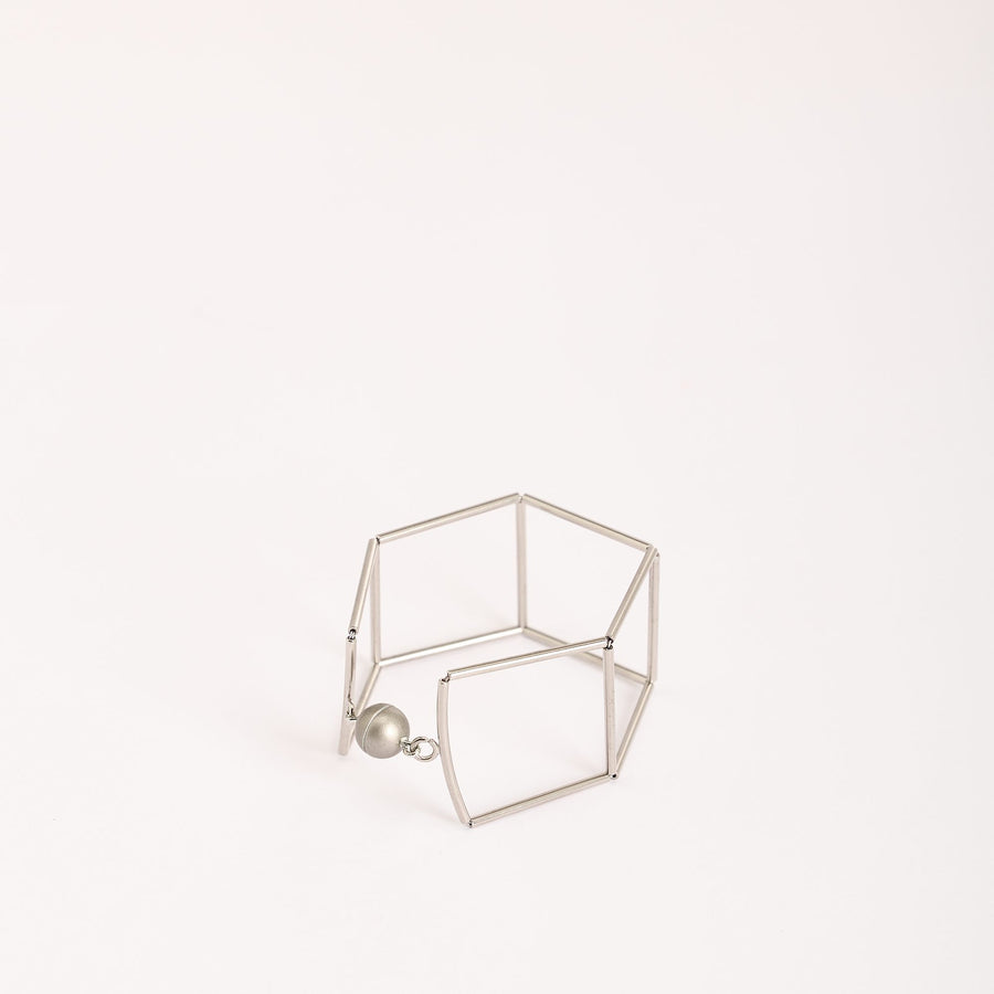 Bracciale Quadra Rodio in ottone rodiato e chiusura magnetica, dettaglio ravvicinato su fondo bianco
