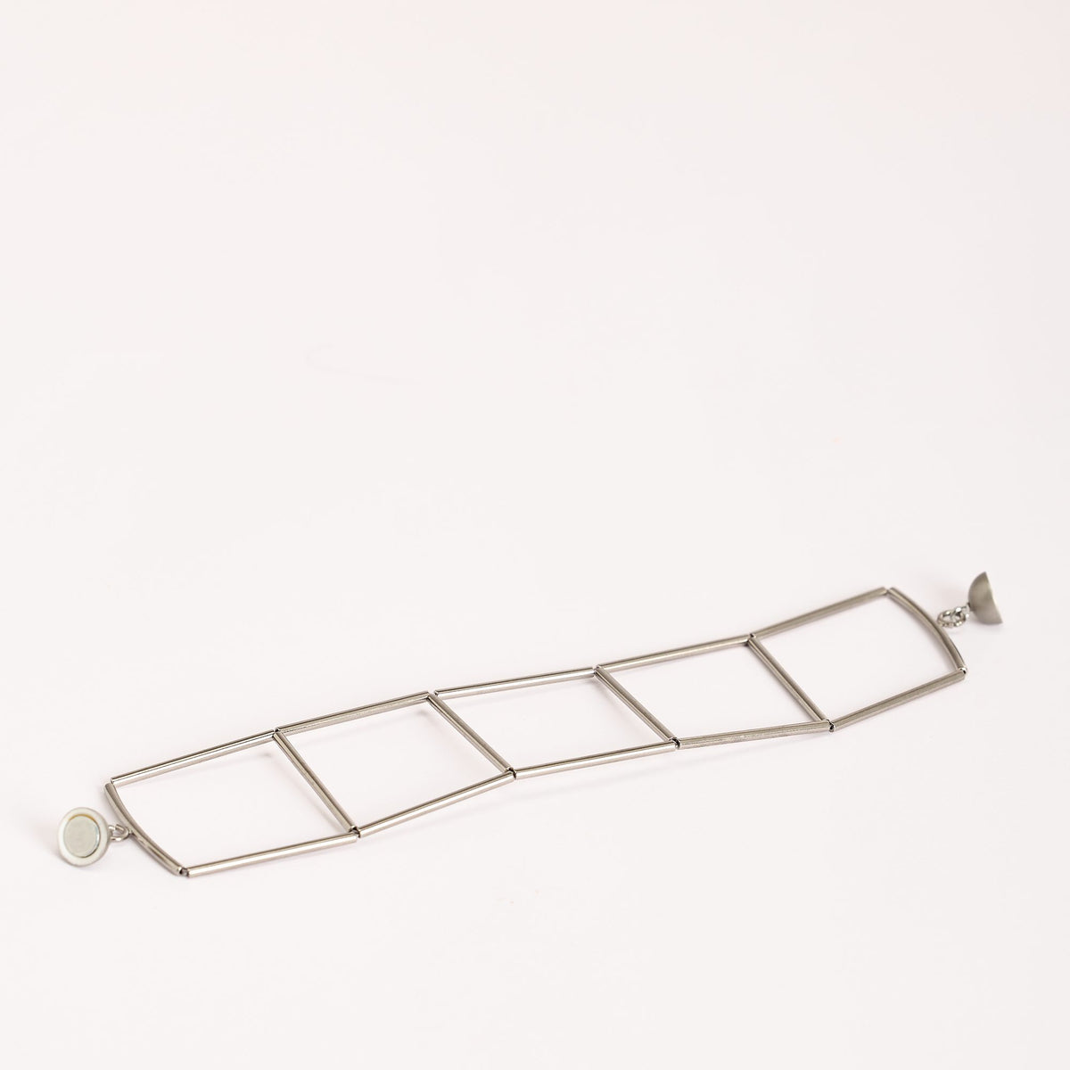 Quadra Rhodium bracelet in rhodium-plated brass with magnetic clasp, on a white background