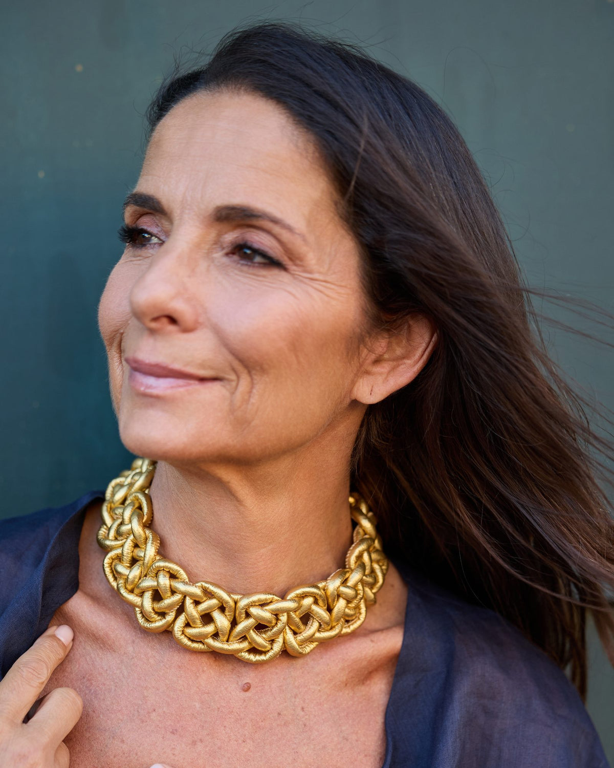 Donna con la Collana Savoia Pelle