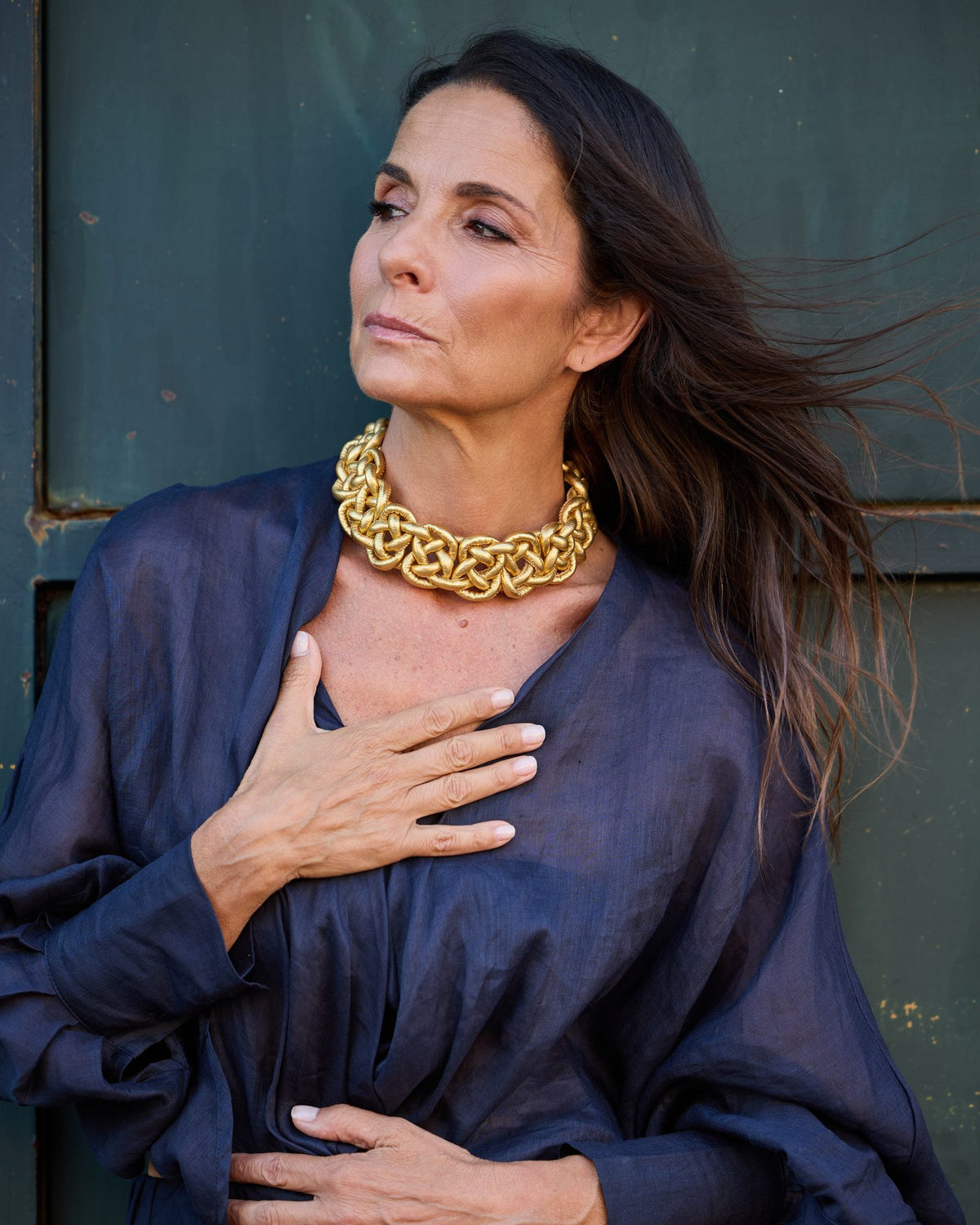 Donna con la Collana Savoia Pelle