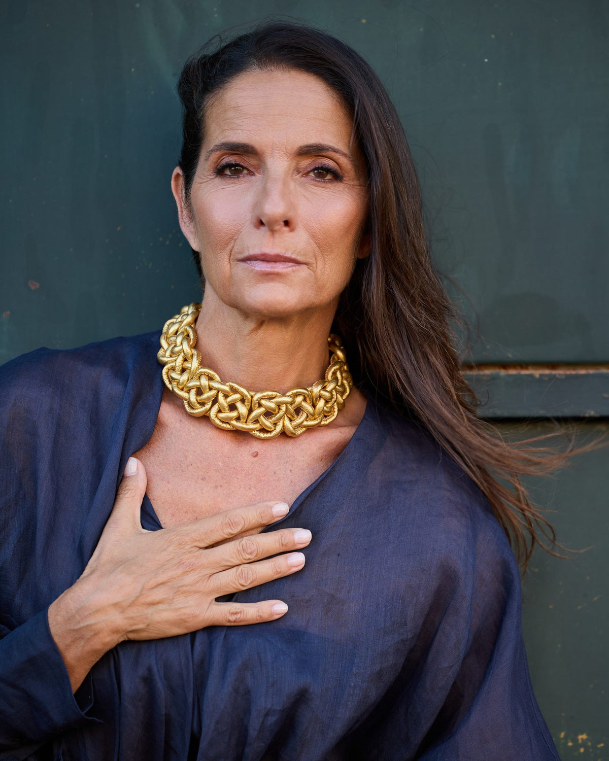 Donna con la Collana Savoia Pelle
