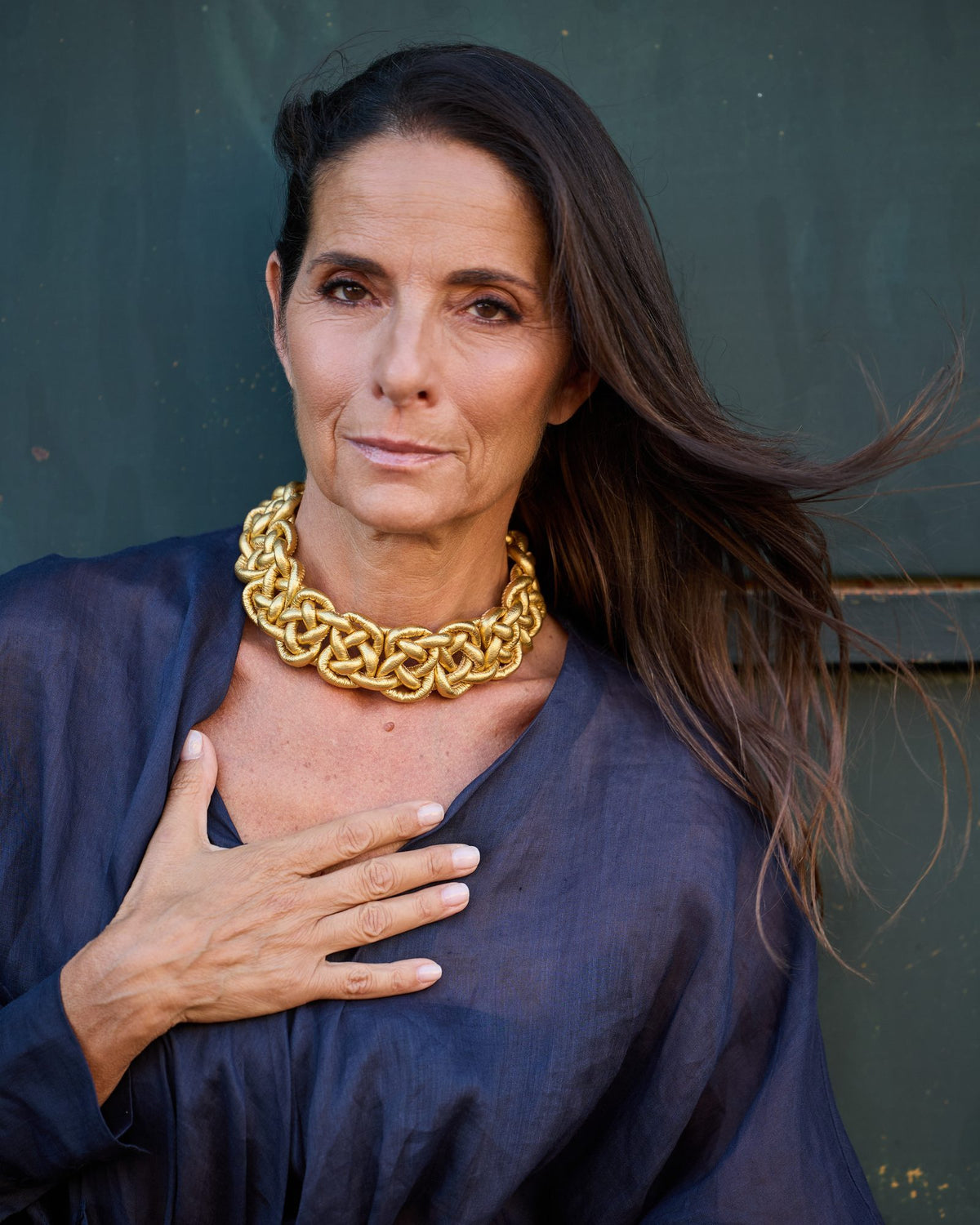 Donna con la Collana Savoia Pelle