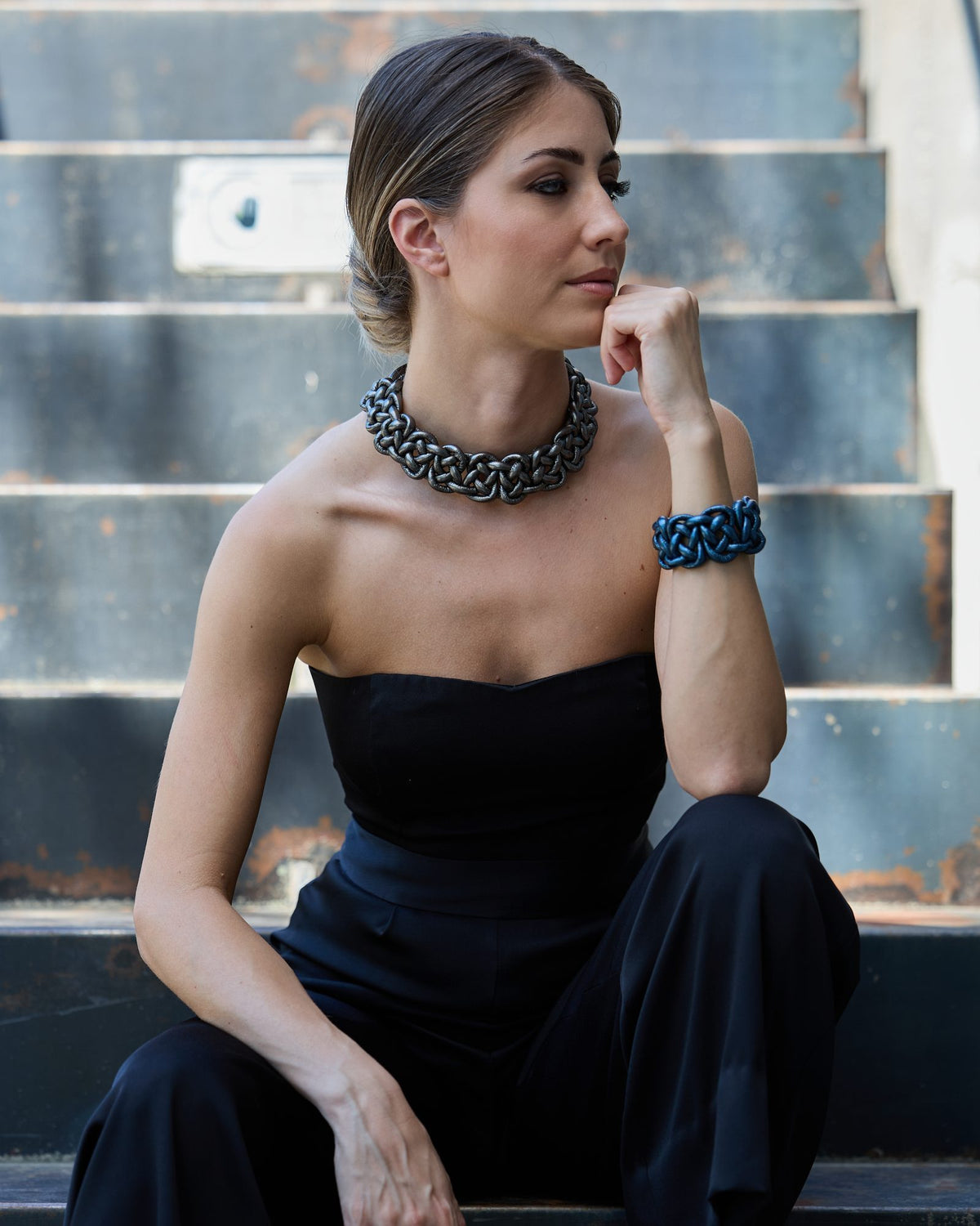 Donna con la Collana Savoia Pelle