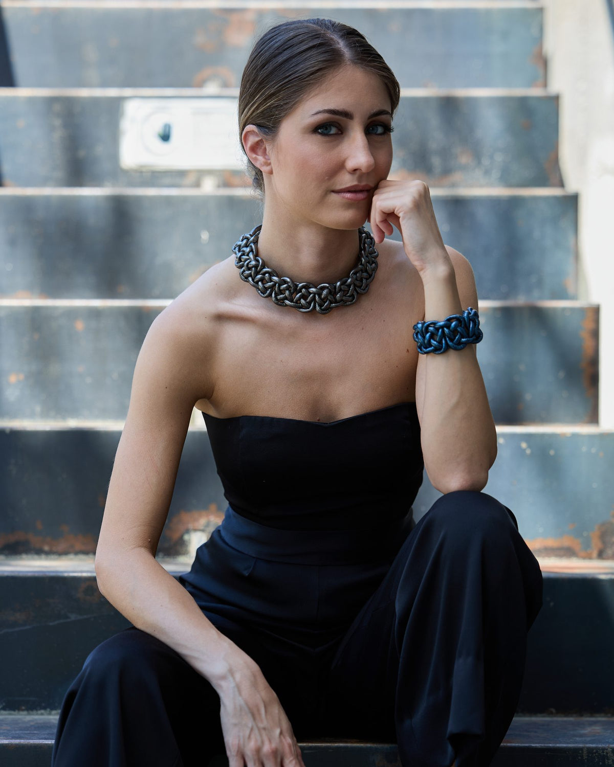 Donna con la Collana Savoia Pelle