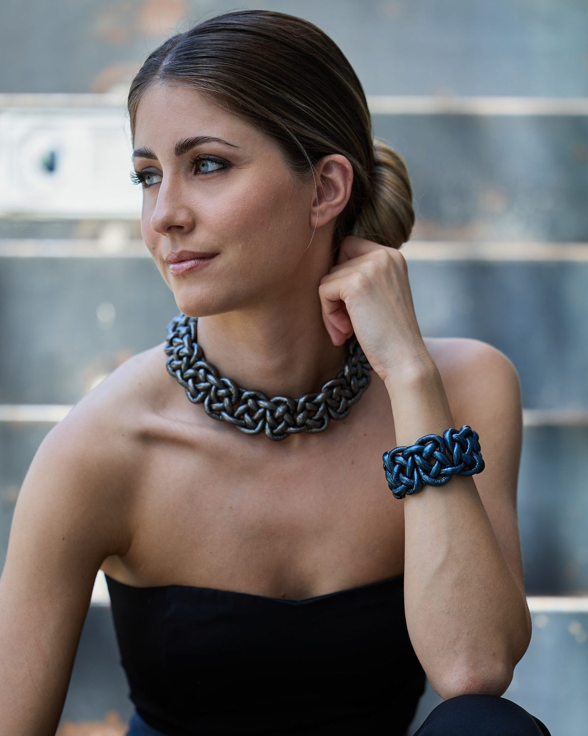 Donna con la Collana Savoia Pelle