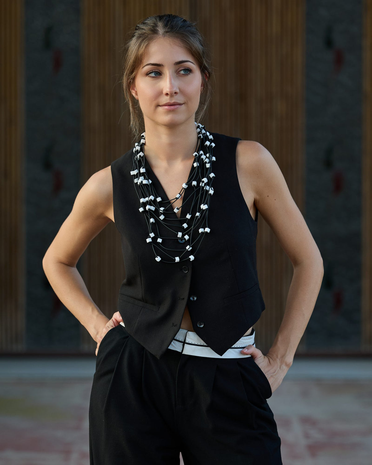 Donna con la Collana Scuba Lunga
